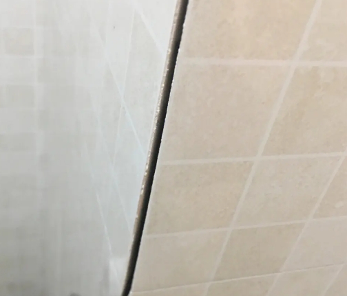 来凤瓷砖空鼓维修公司分享阳台瓷砖脱落的修复过程可以分为以下几个步骤