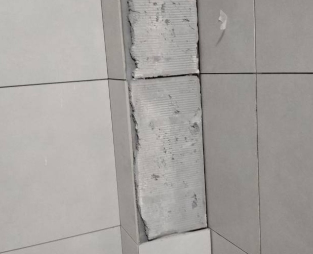 来凤瓷砖空鼓维修公司分享下瓷砖施工前基层浇水润湿程度不足，可能导致以下问题